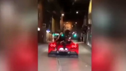 Viaggia seduto sul cofano di una Ferrari (che passa col rosso), il video