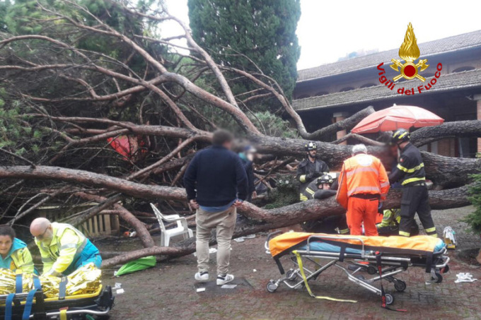 Montecatini, cade un pino sulla casa di Babbo Natale: almeno sette feriti