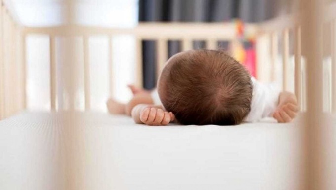 Mamma arrestata per l’omicidio dei due figli neonati. Non sopportava il loro pianto
