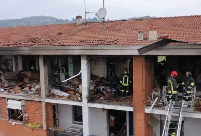 Non collegano il gas mentre montano la cucina ed esplode l’appartamento, due morti