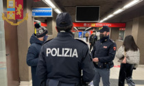 Tragedia sfiorata in metro a Milano: terrorista fermato con un coltello, gridava "Allah akbar"
