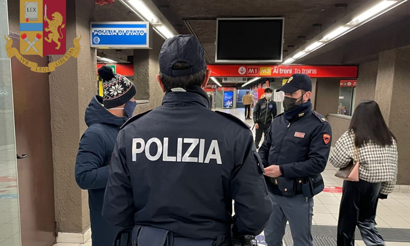 Tragedia sfiorata in metro a Milano: fermato con un coltello, gridava "Allah akbar"