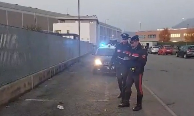 “Trascinava la ragazza per i capelli, poi ha estratto la bottiglia di acido”: il racconto di chi ha fermato l’aggressore di Erba