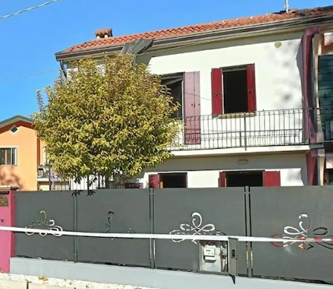 Madre e figlio si suicidano insieme: prima di morire tagliano 20mila euro in banconote per non lasciarle in eredità ai parenti