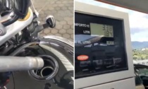 Il display registra i litri erogati ma la benzina non esce, l'incredibile video al distributore di benzina