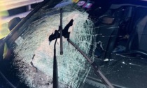 Sassi contro le auto in autostrada, vetri in frantumi e una donna ferita: in Piemonte torna la paura