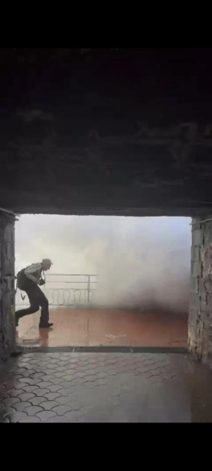 Travolto da un’onda spaventosa per fare una foto: il video. L’appello dei Vigili del fuoco: “Basta sciocchezze”