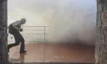 Travolto da un'onda spaventosa per fare una foto: il video. L'appello dei Vigili del fuoco: "Basta sciocchezze"