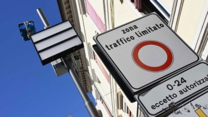 Per portare il figlio a scuola entrano in centro dalla Ztl sbagliata, prendono 104 multe da 13mila euro