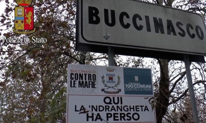 Tenta di uccidere la moglie a coltellate, ma loro figlio salva la vita alla madre