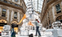 Gli attivisti di Ultima Generazione chiudono il 2023 imbrattando l'albero di Natale di Gucci a Milano