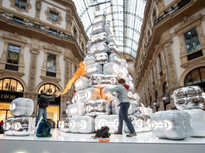 Gli attivisti di Ultima Generazione chiudono il 2023 imbrattando l’albero di Natale di Gucci a Milano
