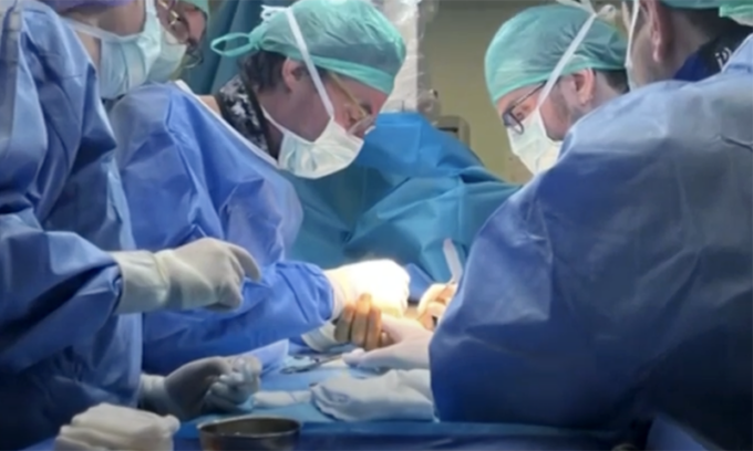Intervento eccezionale: riattaccate entrambe le mani amputate dopo un incidente sul lavoro