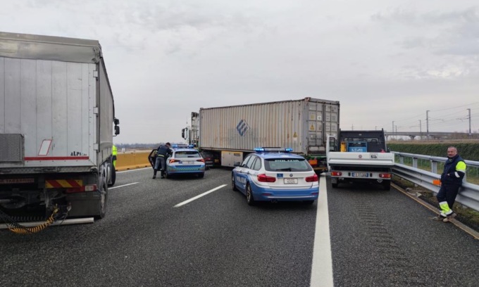 Assalto al portavalori blindato sulla A4: traffico in tilt e chiodi sull’asfalto per la fuga dei banditi
