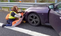 Il video dell'automobilista che investe due attivisti per il clima che bloccano la strada