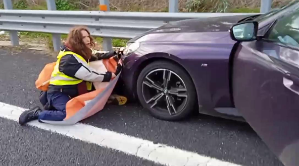 Il video dell’automobilista che investe due attivisti per il clima che bloccano la strada