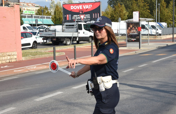 Senza patente, revisione, assicurazione e pure alla guida di un'auto intestata a una persona morta da 5 anni