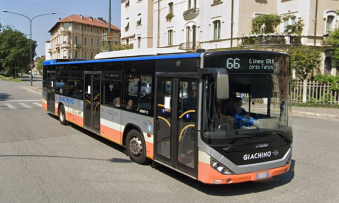 L’autista scende per un controllo, ma il bus inizia a muoversi e finisce contro il muro: quattro passeggeri feriti