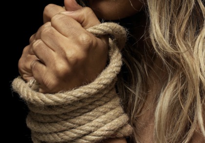 “C’è una donna legata sul balcone”: sequestrata per un giorno e malmenata per un debito