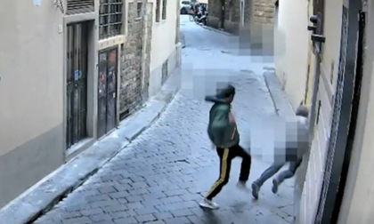 Cosa non torna nel video dell'anziano pestato per strada a Firenze