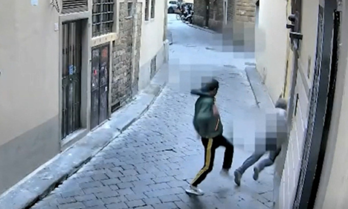 Cosa non torna nel video dell’anziano pestato per strada a Firenze