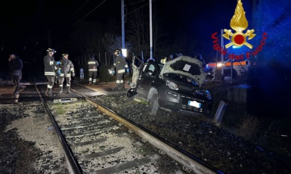 Un altro incidente ferroviario: treno travolge auto sui binari