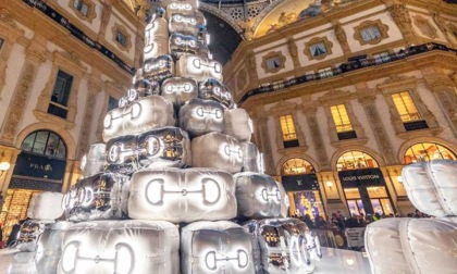 Decorazioni natalizie: l'albero di Gucci a Milano insidia il leggendario Spelacchio