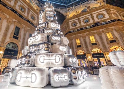 Decorazioni natalizie: l’albero di Gucci a Milano insidia il leggendario Spelacchio