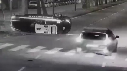 Auto dei carabinieri si ribalta dopo l’incidente con un Suv VIDEO