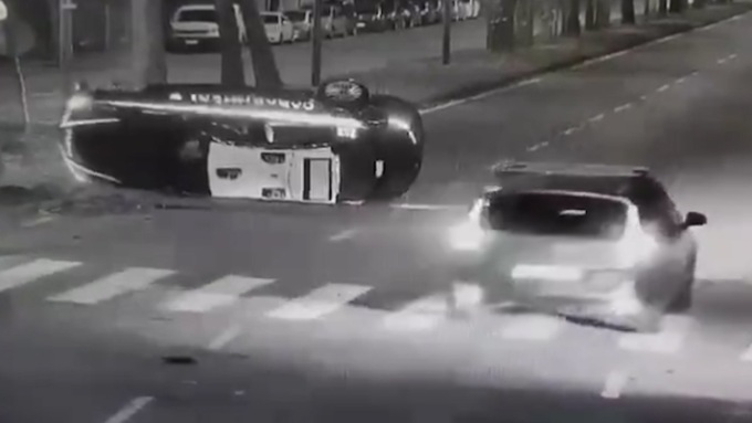 Auto dei carabinieri si ribalta dopo l’incidente con un Suv VIDEO