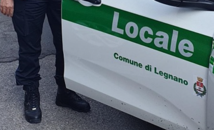 Si sente male sul bus, ma non ci sono ambulanze disponibili: i vigili la portano in ospedale