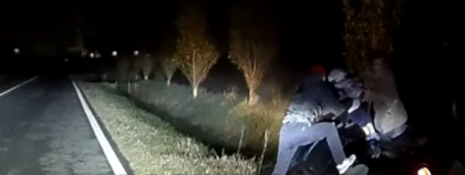 Mamma, neonato e cagnolino nell’auto in fiamme: il video del salvataggio grazie al “passante eroe”
