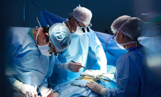 Un innovativo intervento di microchirurgia restituisce l’uso del braccio a un 15enne