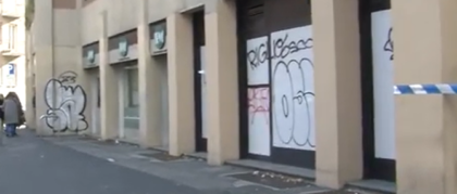 Rapina in banca con 7 ostaggi: entrati dal buco scavato nel muro della pizzeria a fianco