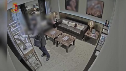 Imbianchino perde il lavoro e si improvvisa rapinatore in gioielleria: “Volevo fare un regalo di Natale a mia moglie”