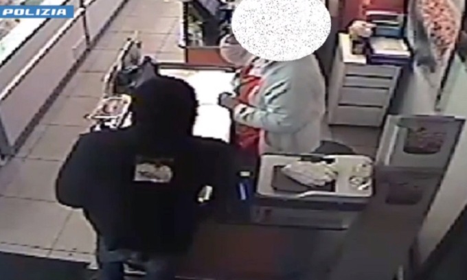 Rapina un supermercato, ma dentro c’è la Polizia e viene arrestato