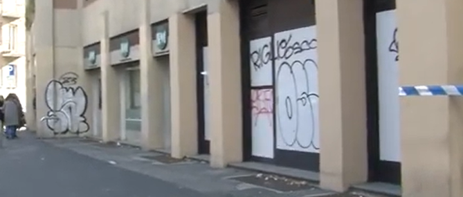 Rapina in banca con 7 ostaggi: entrati dal buco scavato nel muro della pizzeria a fianco