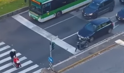 Il video del motociclista che abbandona il mezzo per strada per spingere la carrozzina del disabile