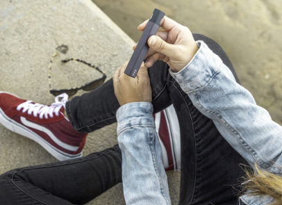 Sigarette elettroniche, l’allarme dell’Oms: “Boom fra i minori, provocano disturbi dell’apprendimento”