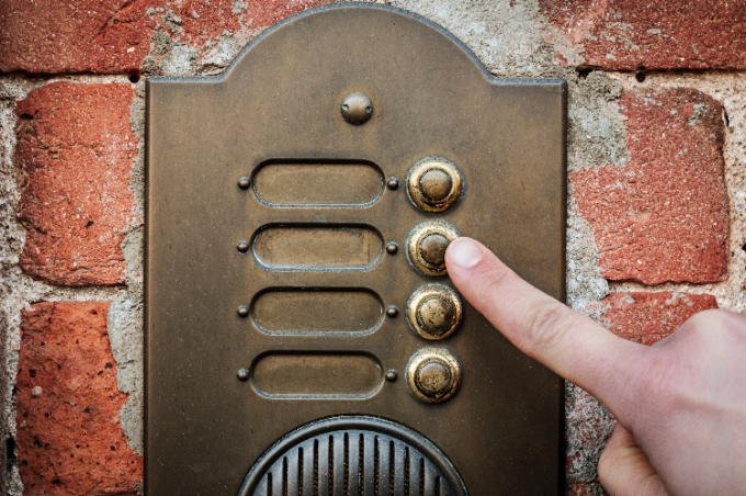 Suona i campanelli per scherzo, 15enne accoltellato