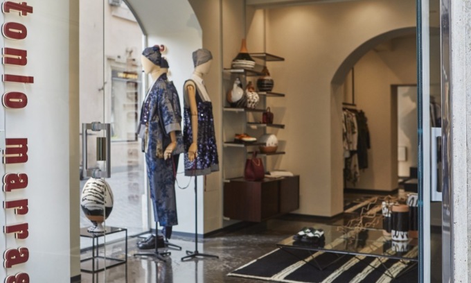 Tenta il colpo nella boutique di lusso, ma riesce a rubare solo 70 centesimi e si fa pure beccare