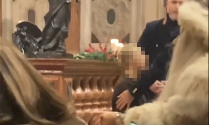 Interrompono la messa di Natale: denunciati per turbativa di funzione religiosa due attivisti minorenni