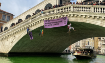 Pugno duro a Venezia contro gli ecoattivisti dopo il blitz: multe, denunce e daspo