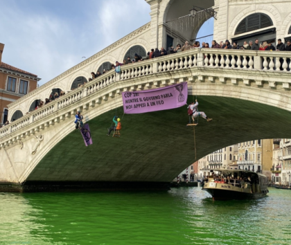 Pugno duro a Venezia contro gli ecoattivisti dopo il blitz: multe, denunce e daspo