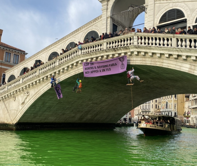 Pugno duro a Venezia contro gli ecoattivisti dopo il blitz: multe, denunce e daspo