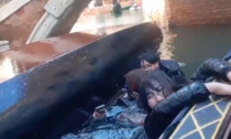 Venezia: turisti si spostano per fare una foto, fanno ribaltare la gondola e finiscono in acqua