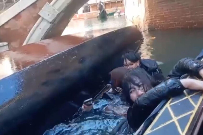 Venezia: turisti si spostano per fare una foto, fanno ribaltare la gondola e finiscono in acqua