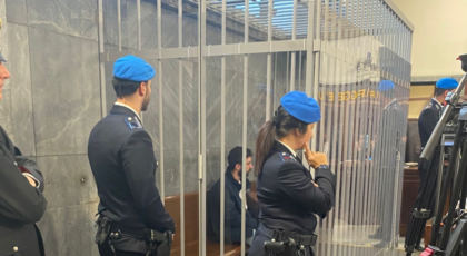 Omicidio Giulia Tramontano, al via il processo. Impagnatiello in lacrime, troppo caos: aula sgomberata