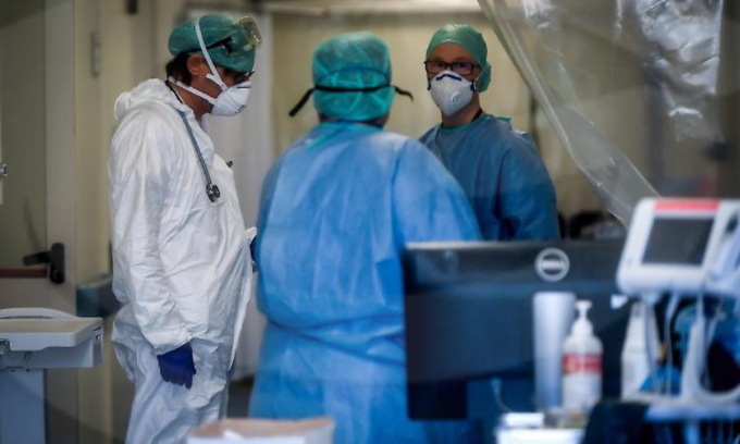 Senza fegato per 24 ore dopo il parto: salvataggio record e trapianto per una neomamma