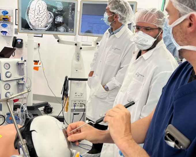 Neuralink ha impiantato il primo chip su un essere umano: l’annuncio di Musk e perché ci deve importare